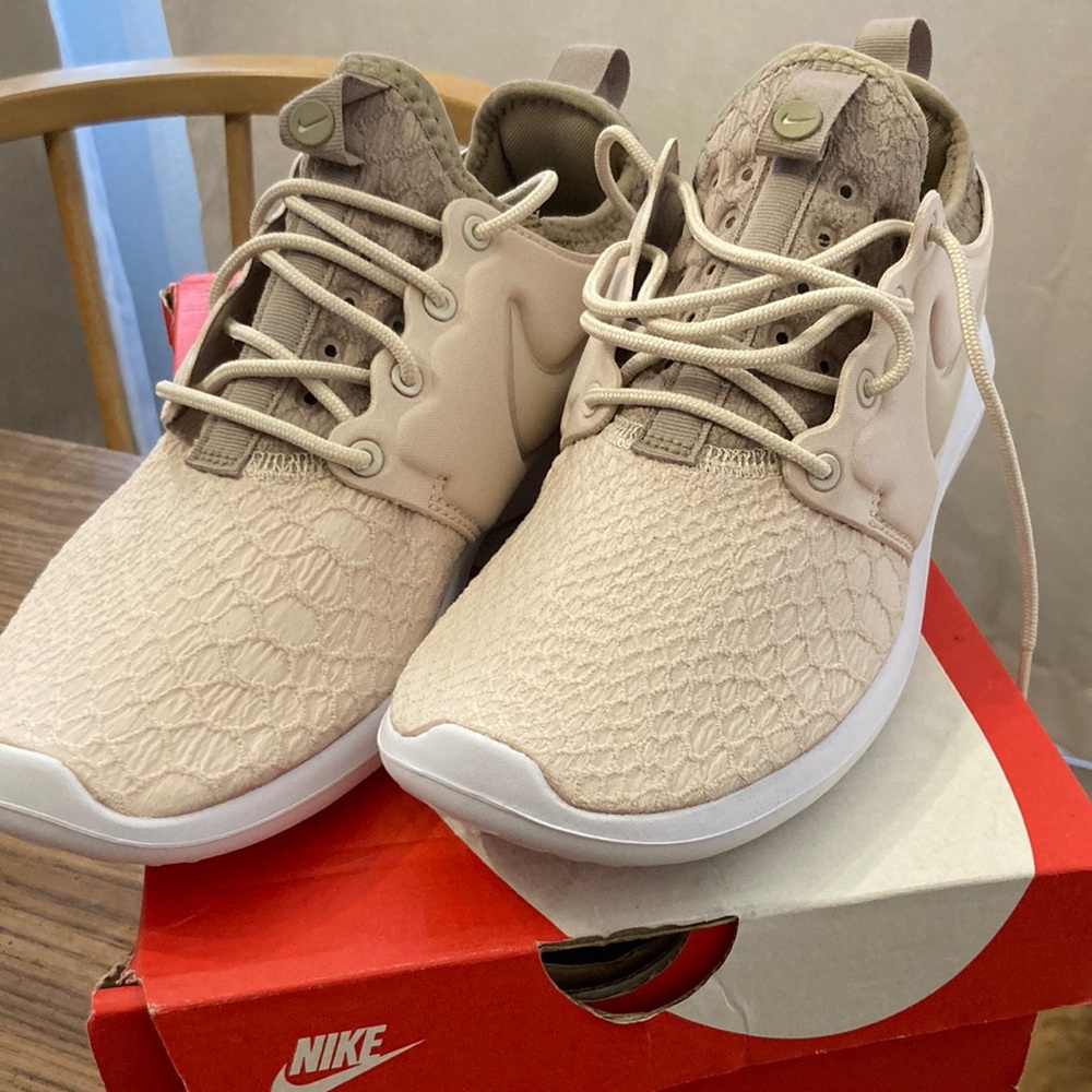 Nike Women’s Roshe Running Shoe in Oatmeal